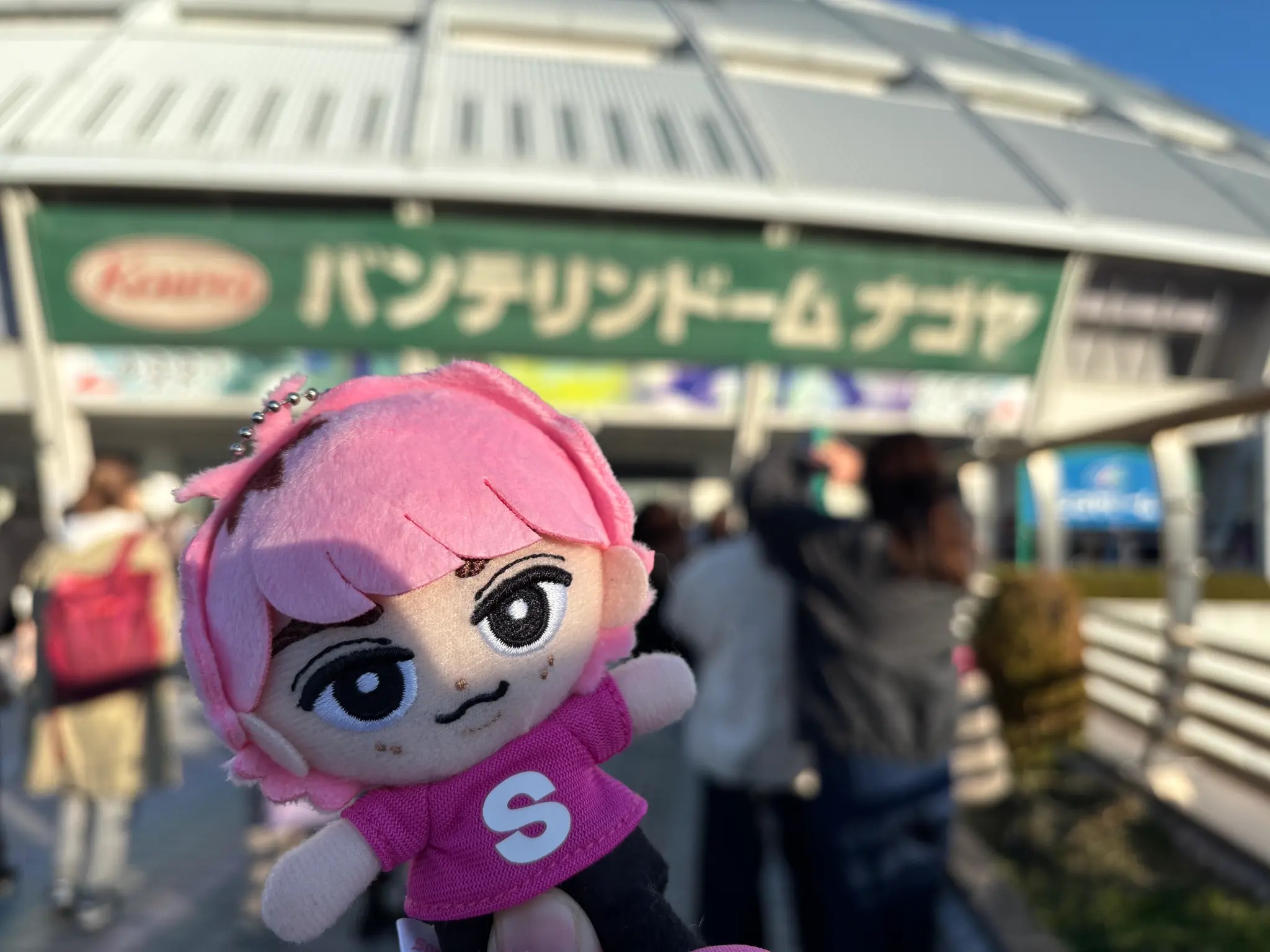 バンテリンドームナゴヤ前で推しのぬいぐるみと遠征を楽しむスタッフ
